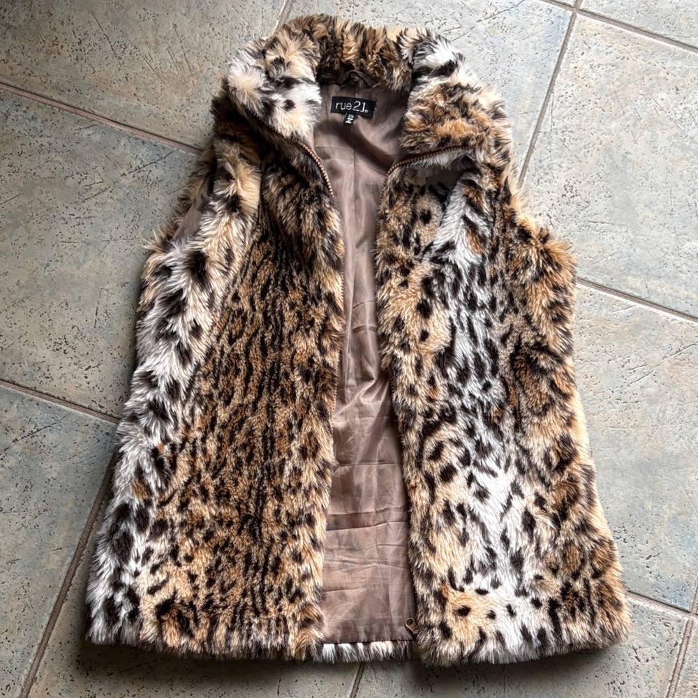 Rue21 Leopard Print Faux Fur Vest. Size s/m